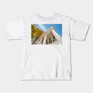 Rising columns of Windham County Courthouse, Vermont USA Kids T-Shirt